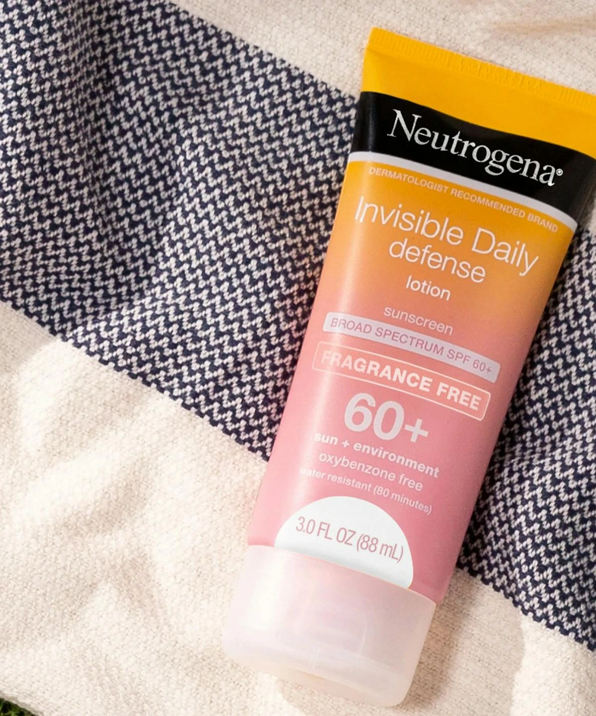Neutrogena® Invisible Daily™ Defense Sunscreen Lotion, Broad Spectrum SPF 60+, Fragrance Free 5 Neutrogena® Invisible Daily™ Defense Sunscreen Lotion, Broad Spectrum SPF 60+, Fragrance Free - Image 3